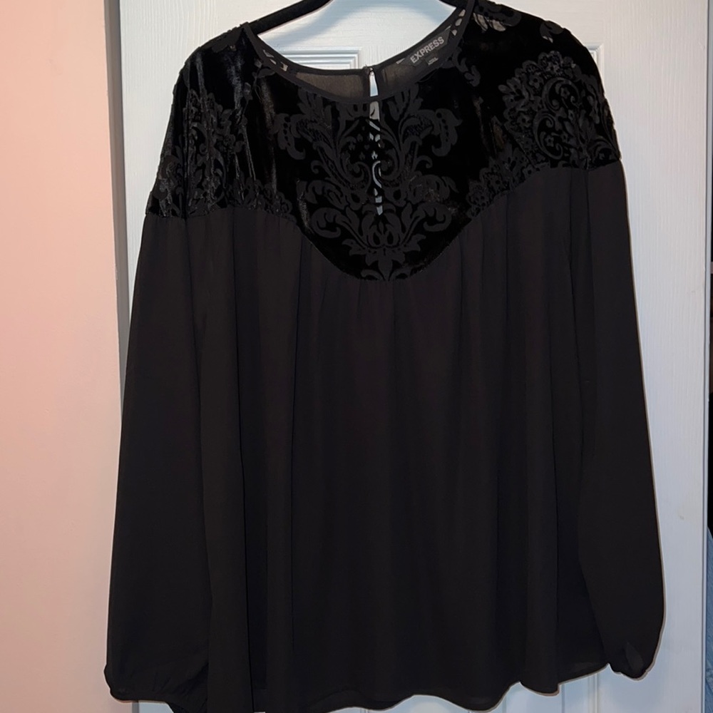 Express black accented top size Large